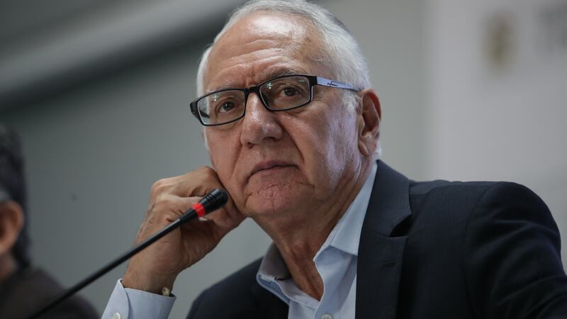 Nueva polémica salpica al ministro de Salud por presunto nepotismo; su hijastro está bajo la lupa