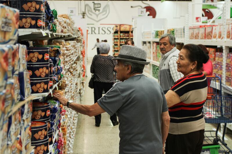 48.5 millones de mexicanos no alcanzan a comprar la canasta básica con su salario; una familia necesita, al menos,18 mil pesos al mes para comida y servicios.