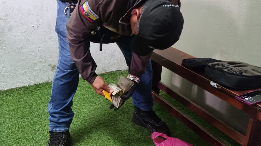 A los árbitros les dejaron miles de dólares encaletados en su camerino antes del partido