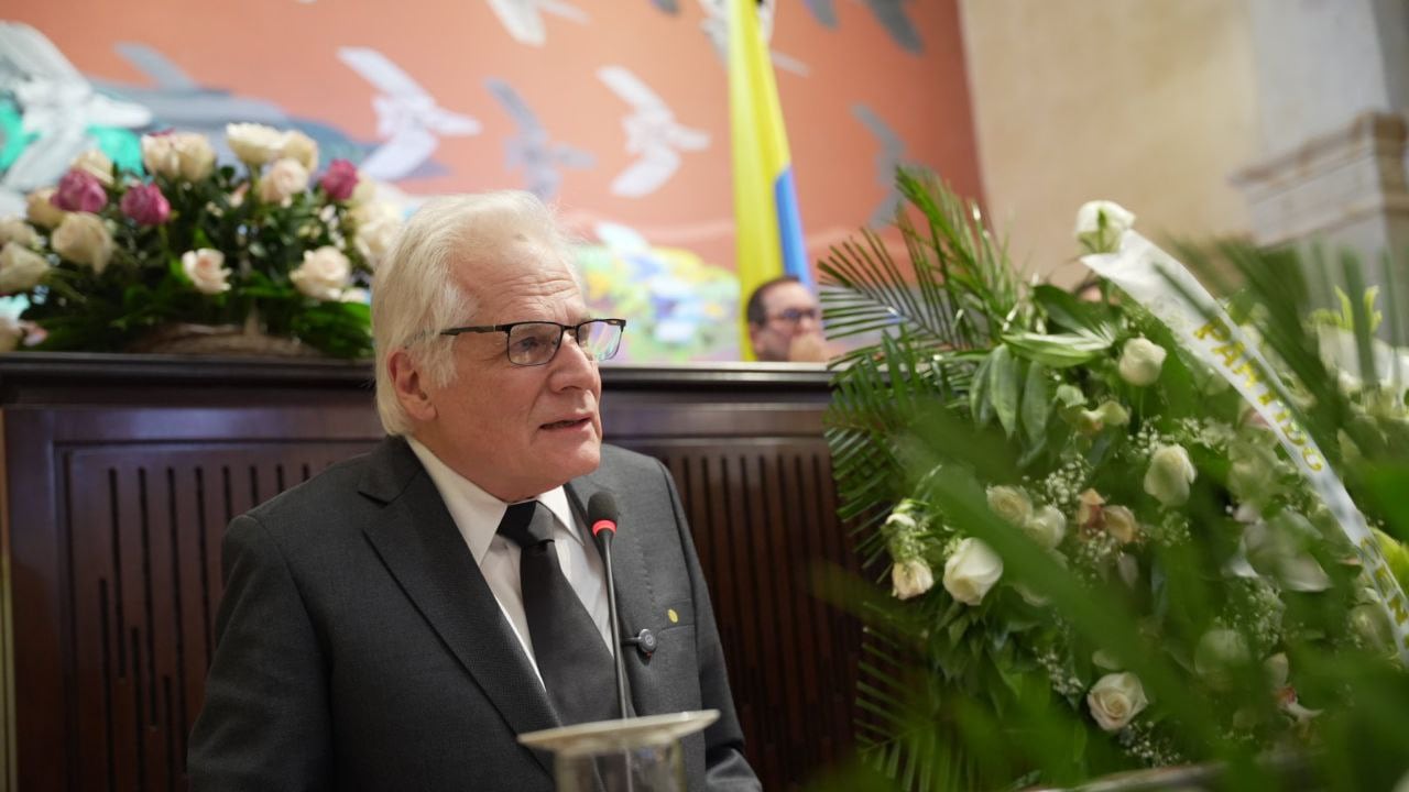 Foto padre de Miguel Uribe Turbay rinde emotiva despedida a su hijo en el Capitolio Nacional.