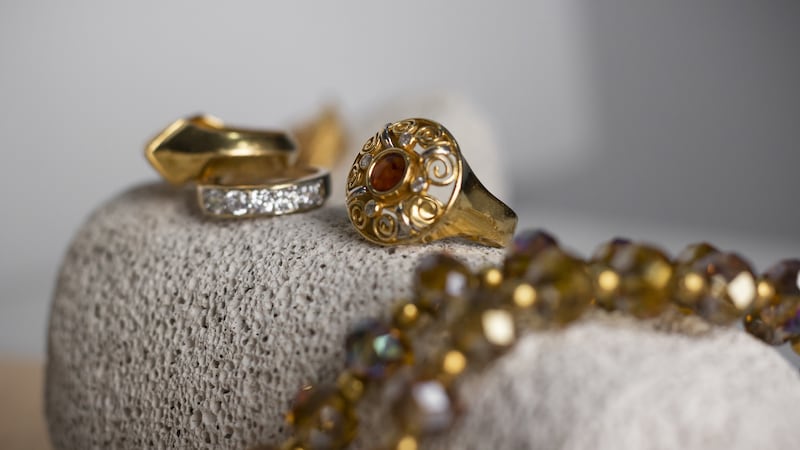 Capturan a dos personas con joyas por $400 millones en el aeropuerto El Dorado: investigadas por lavado de activos