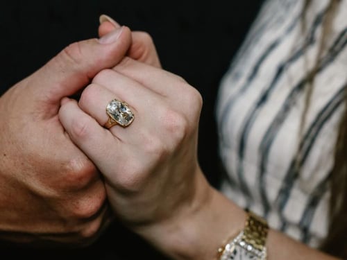 ¿Cuánto cuesta un anillo de compromiso como el que Travis Kelce le dio a Taylor Swift?