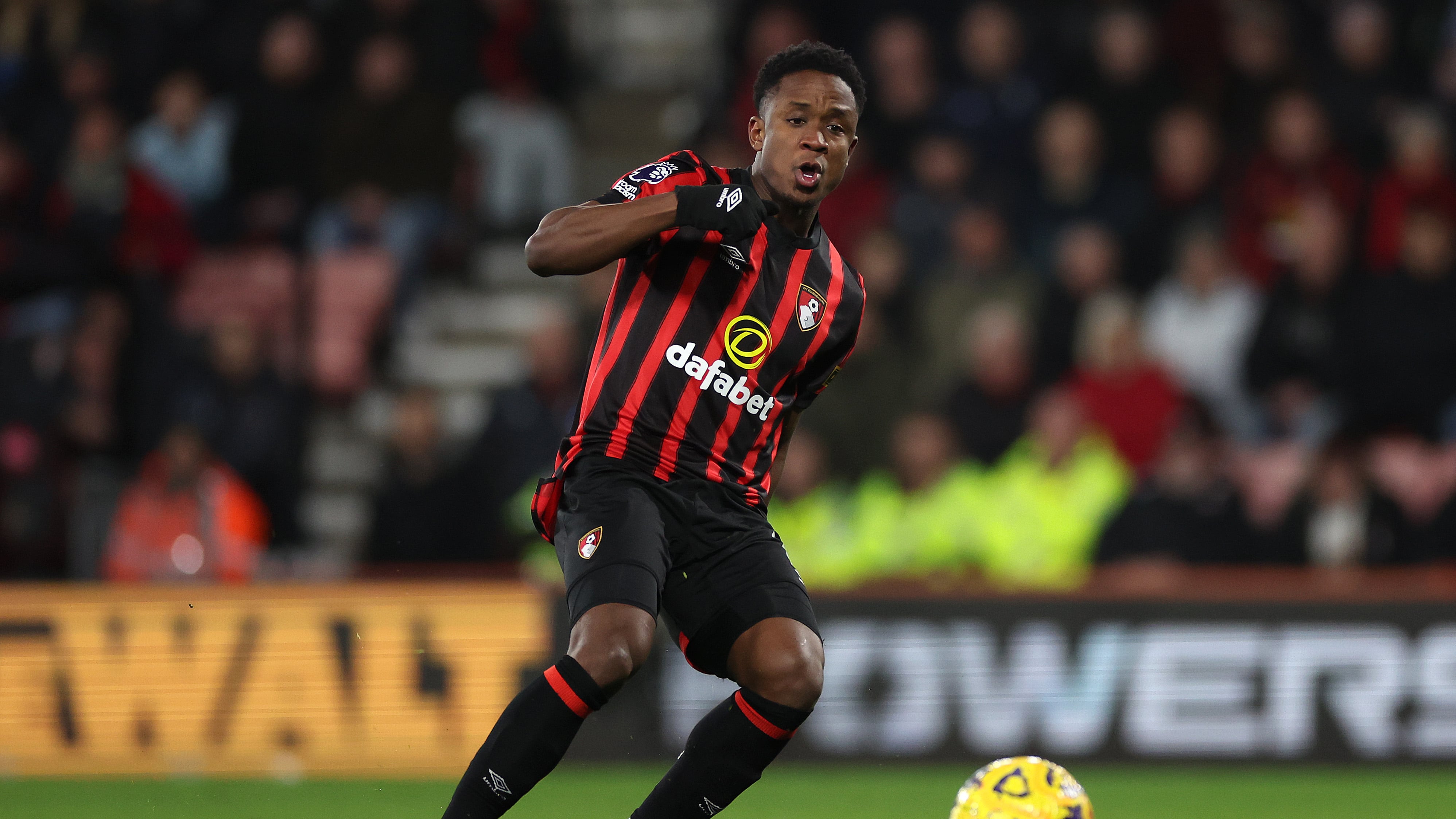 Luis Sinisterra recibió destacado premio en Inglaterra