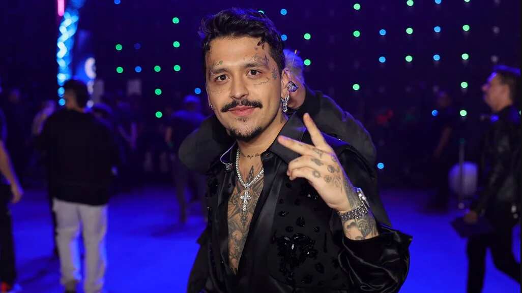 Christian Nodal derrite corazones con su nuevo look ¿Qué te parece?