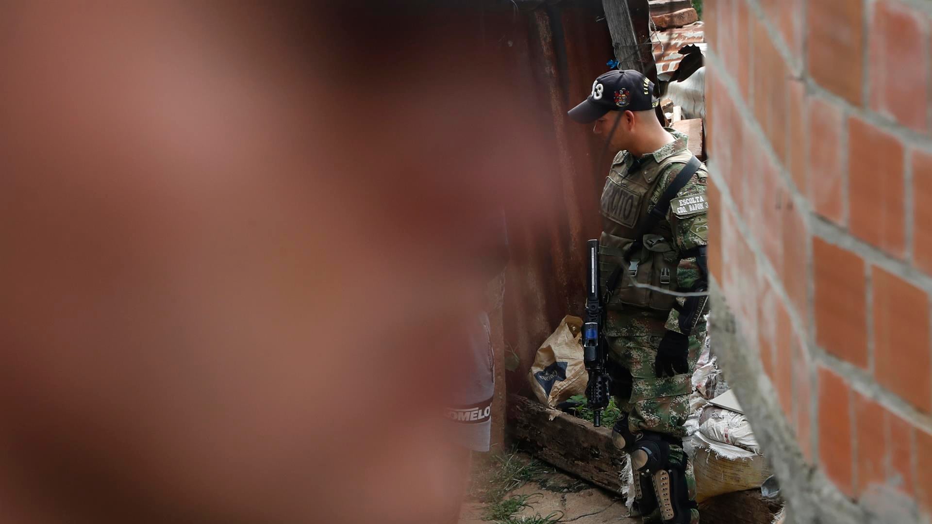 olicías prestan guardia en la zona donde se presentó una masacre hoy, en el barrio Brisas de Mayo, en Cali (Colombia). Una nueva masacre dejó al menos cinco muertos y dos heridos en la ciudad colombiana de Cali cuando hombres armados atacaron a un grupo de personas que se encontraba en una esquina del barrio Siloé.