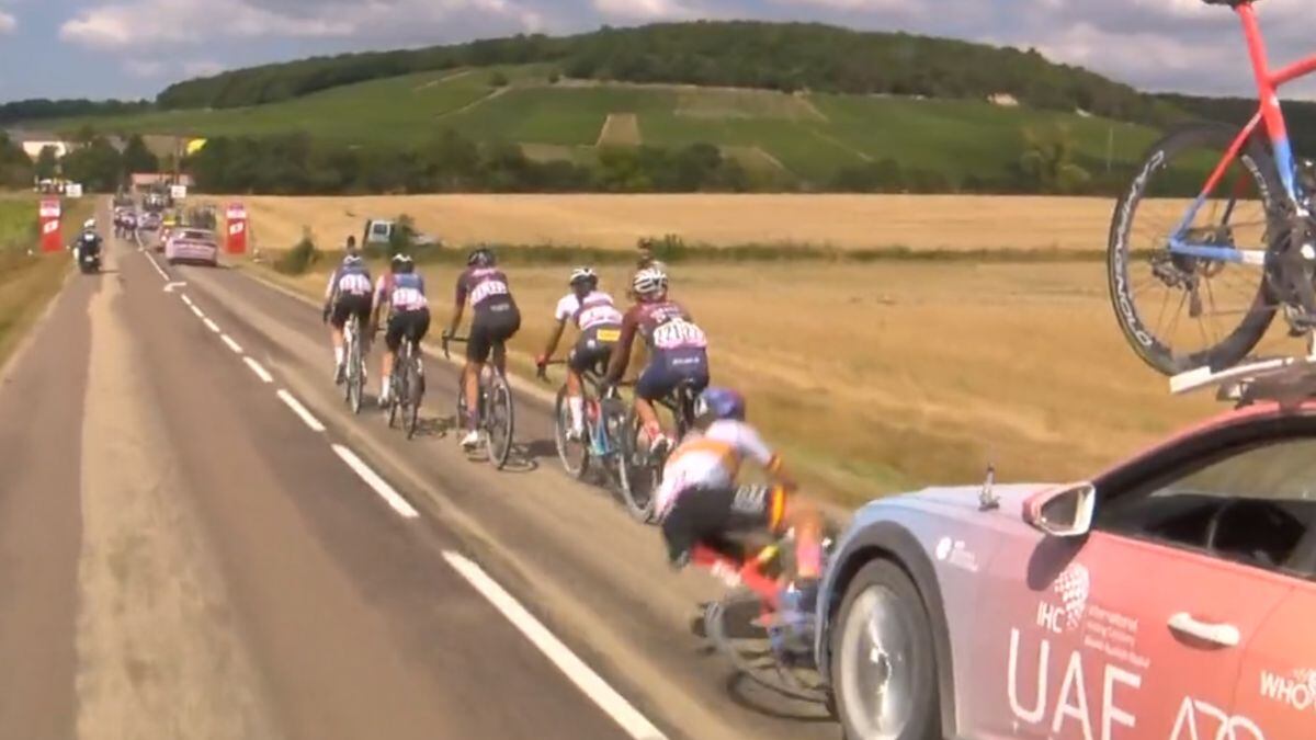 Ciclista fue atropellada por el auto de su propio equipo en el Tour de Francia