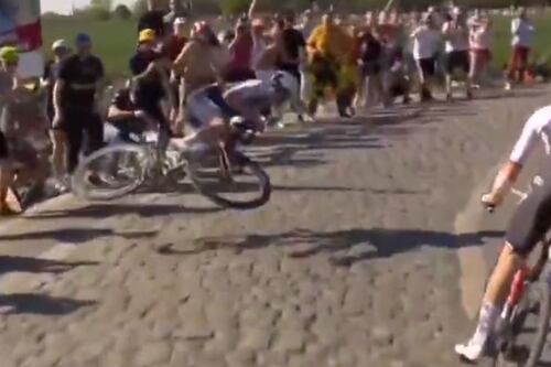 Imprudente aficionado ocasionó brutal caída en el final de la París-Roubaix