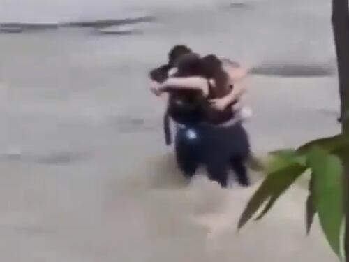 El último abrazo antes de morir: video muestra a tres amigos segundos antes de ser arrastrados por las aguas
