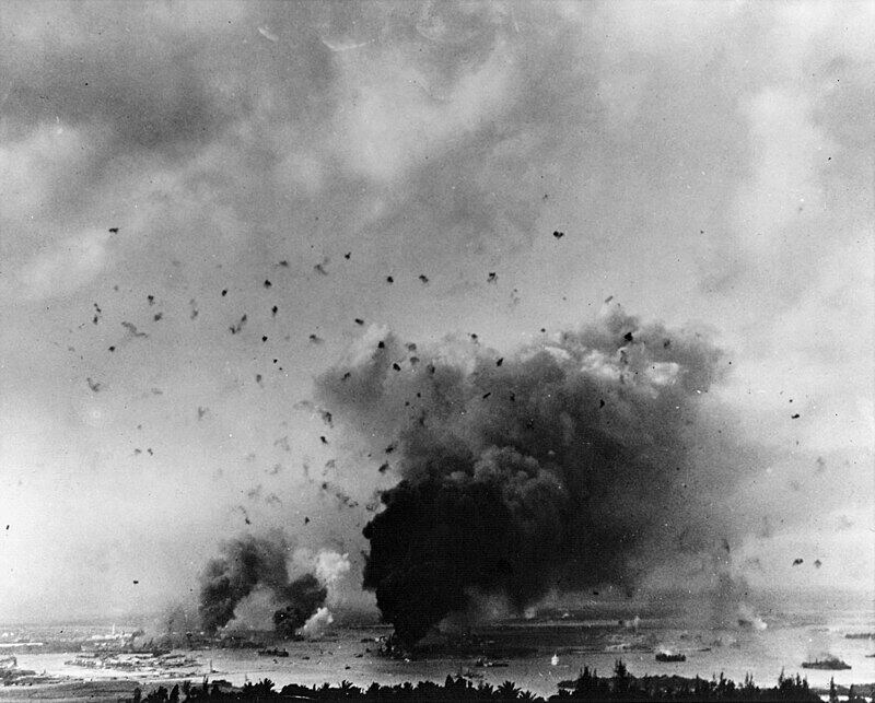 La foto muestra el ataque a Pearl Harbor. La Segunda Guerra Mundial finalizó oficialmente en Asia el 2 de septiembre, cuando Japón firmó su rendición incondicional. Foto: Wikipedia (US Navy).