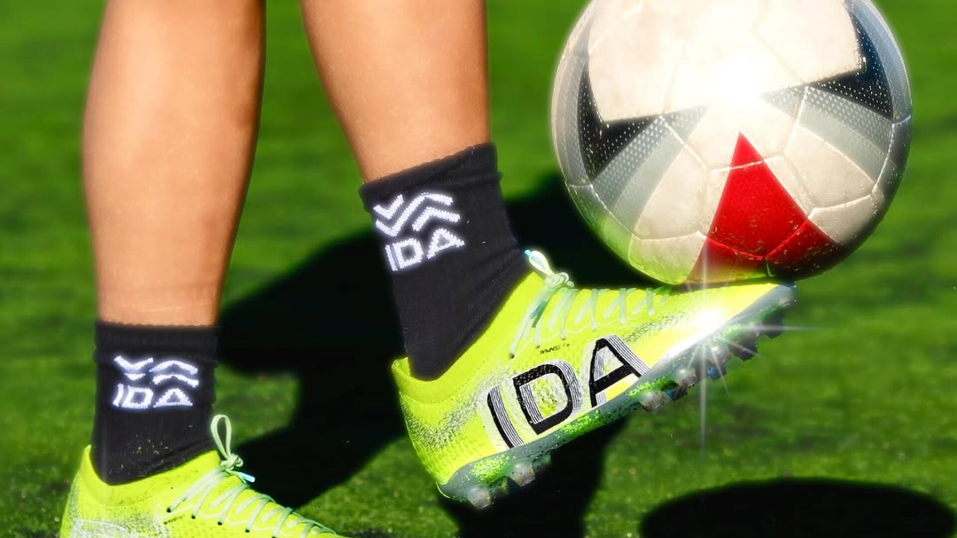 Un Día de la Mujer especial para ellas: 200 niñas recibirán una gran donación de guayos