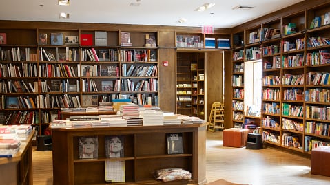 Amenazó con matar a una mujer al robar una librería y varias de ellas le dieron una golpiza