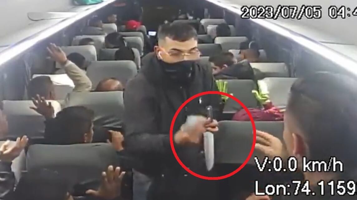 Momentos del atraco a bus intermunicipal en Bogotá con un cuchillo de cocina.