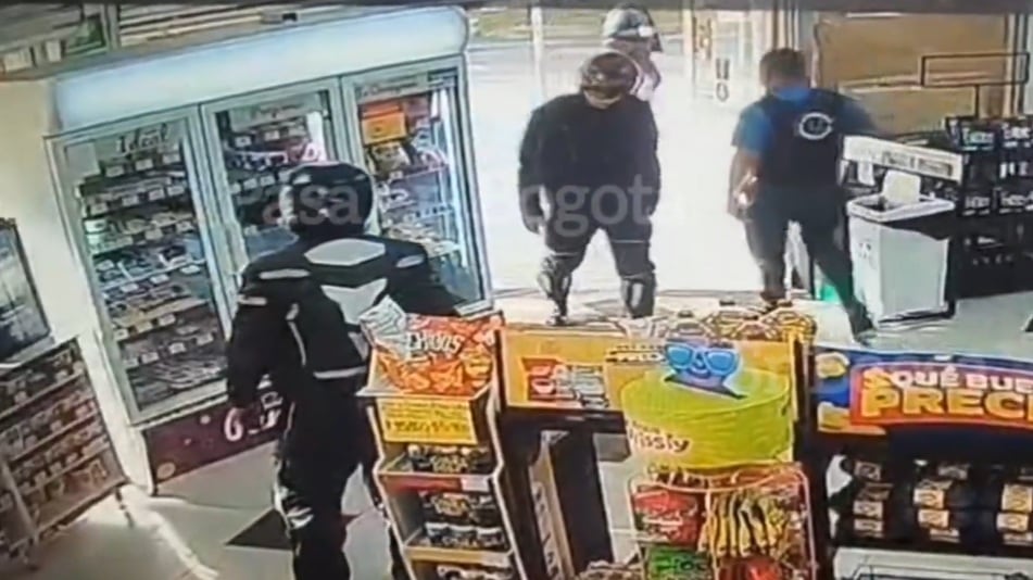 Detalles del robo en Oxxo en Bogotá