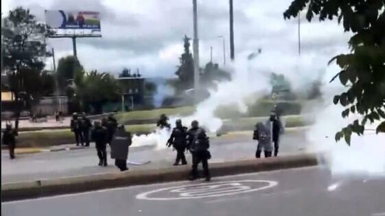 Foto de protestas bloquean TransMilenio y desatan caos vial en el norte de Bogotá.