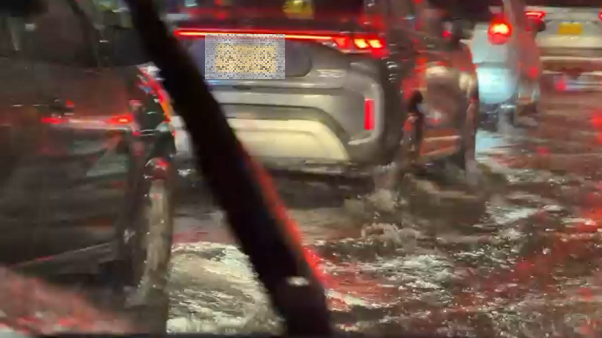 Aliste el paraguas y llénese de paciencia porque en Bogotá ‘se está cayendo el cielo’