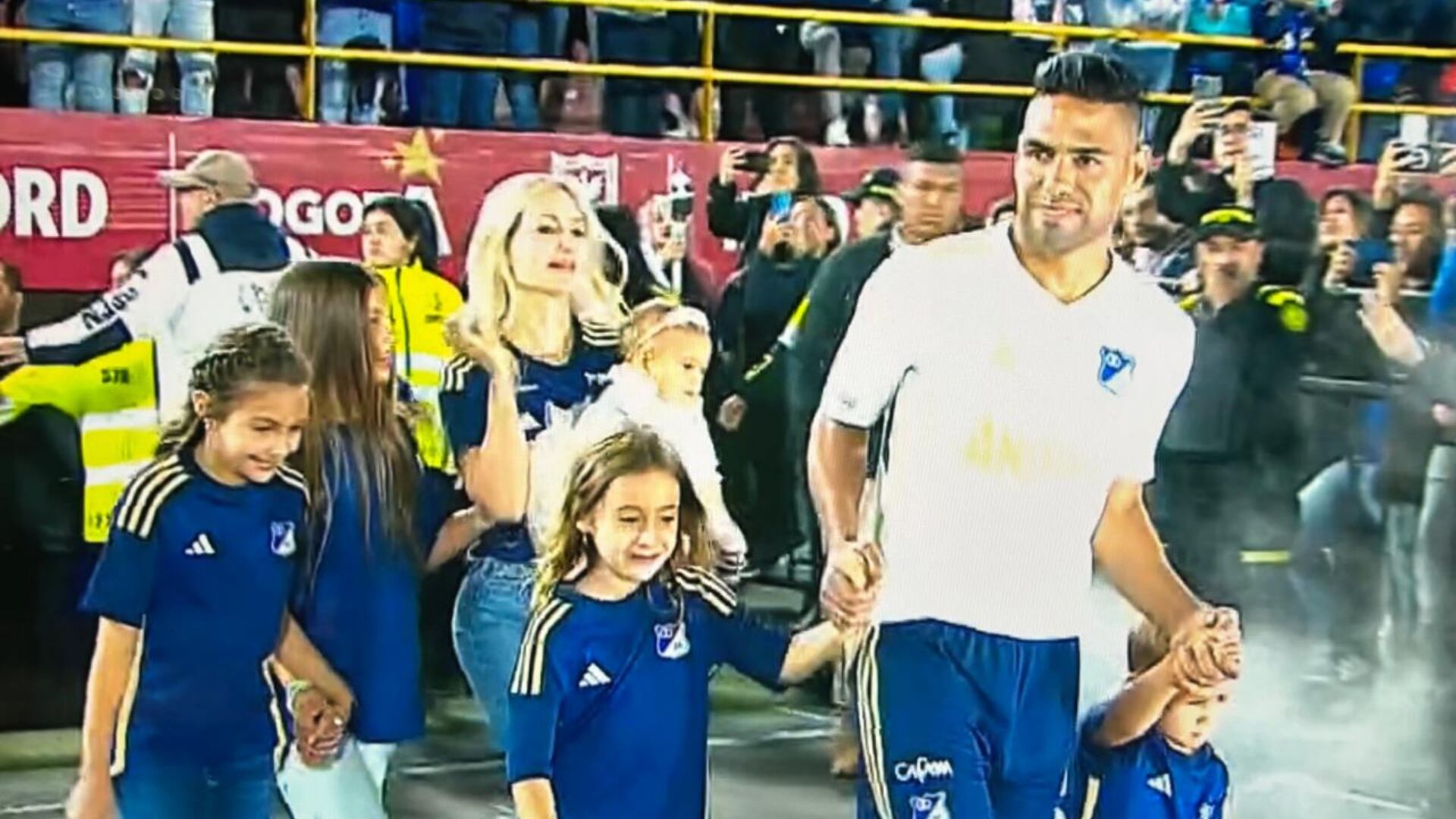 Lorelei Tarón enamoró a las hinchas de Millonarios en la presentación de Falcao, su esposo.