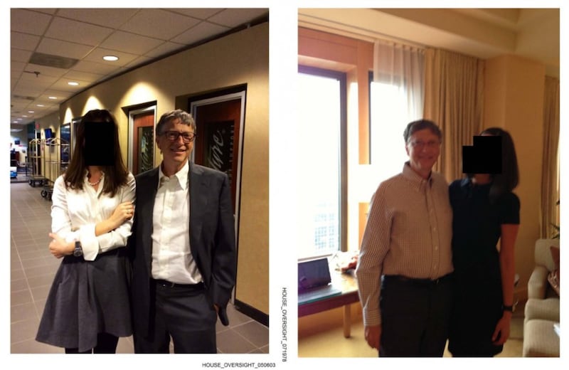 Bill Gates posa con mujeres con rostro censurado