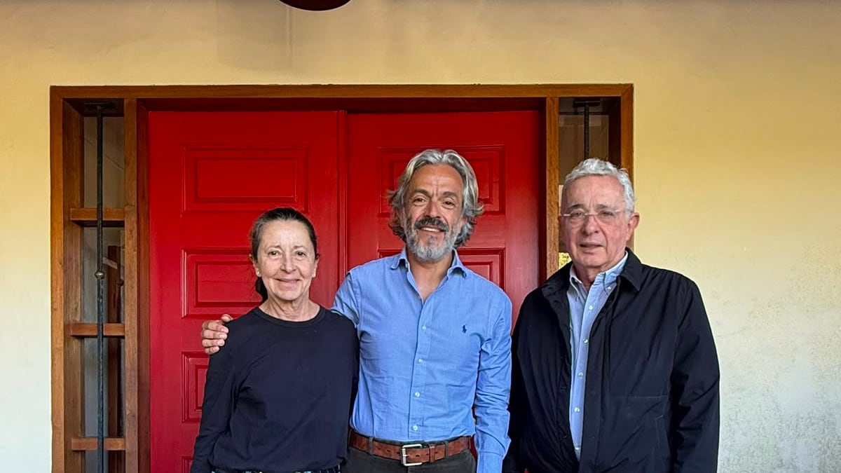 Expresidente Álvaro Uribe Vélez y la Juan Daniel Oviedo