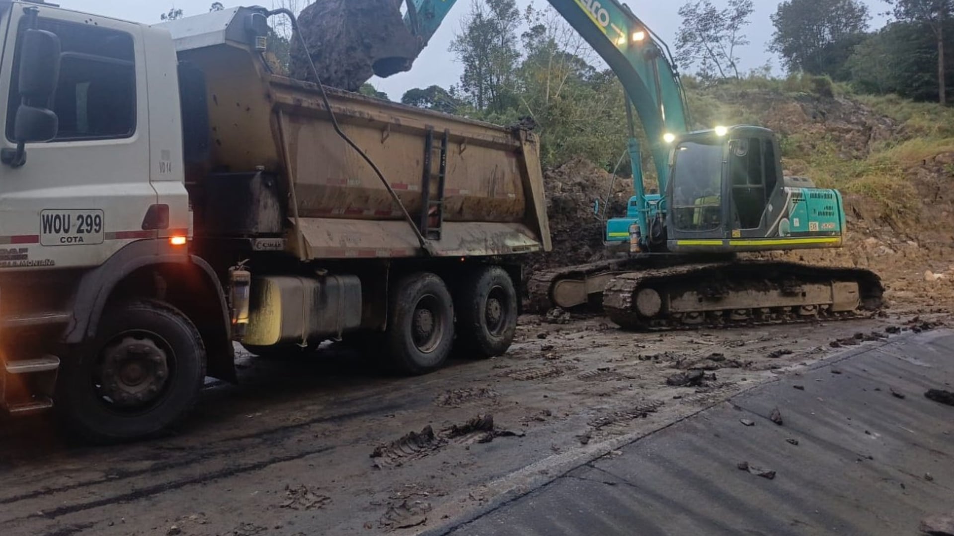 Cierre total en la vía al llano: un deslizamiento de tierra tiene paralizada la vía