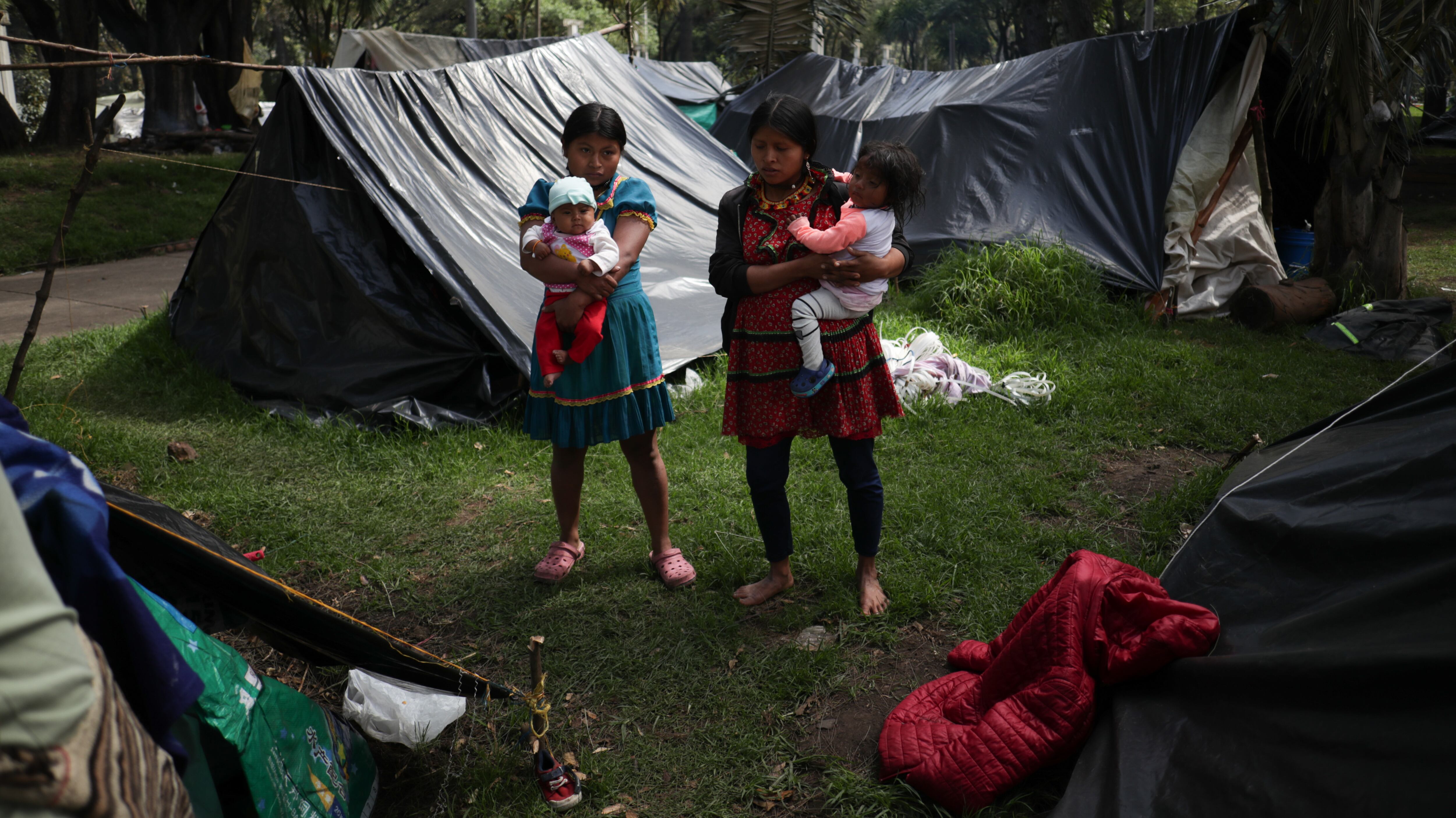 Indígenas Embera, provenientes del Chocó, acampan en el Parque Nacional de Bogotá