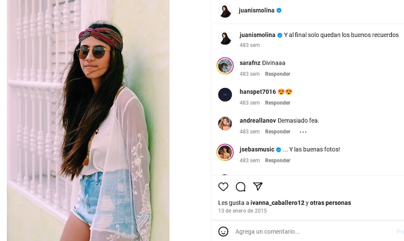 La actriz Juanita Molina mostrando fotos cuando era adolescente