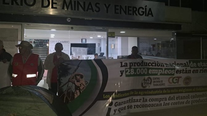 Foto más de doscientas personas se toman la sede del Ministerio de Minas en el CAN, estas son sus exigencias.