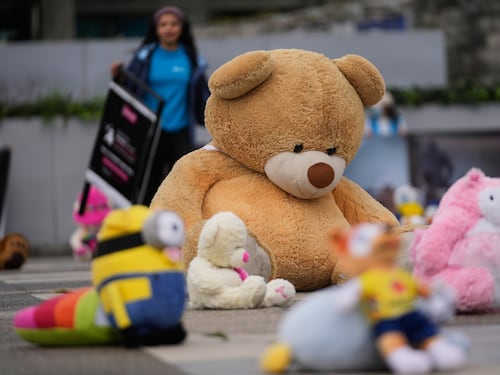 Con una montaña de juguetes frente a la Fiscalía: Exigen justicia por los menores abusados en el país