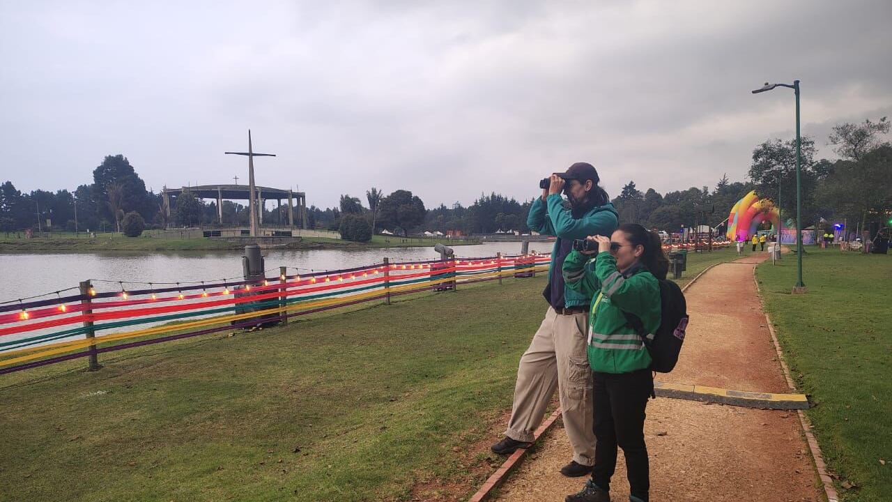 Funcionarios de la Secretaría de Ambiente en el Parque Simón Bolívar registrando aves