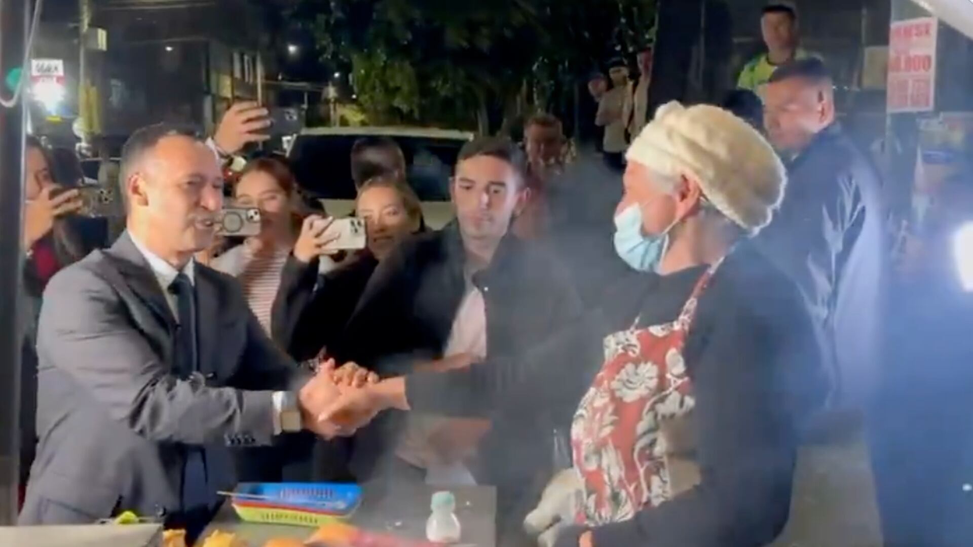 Ministro de Defensa, Pedro Sánchez, y doña Yaneth (Captura de pantalla de Noticias RCN)