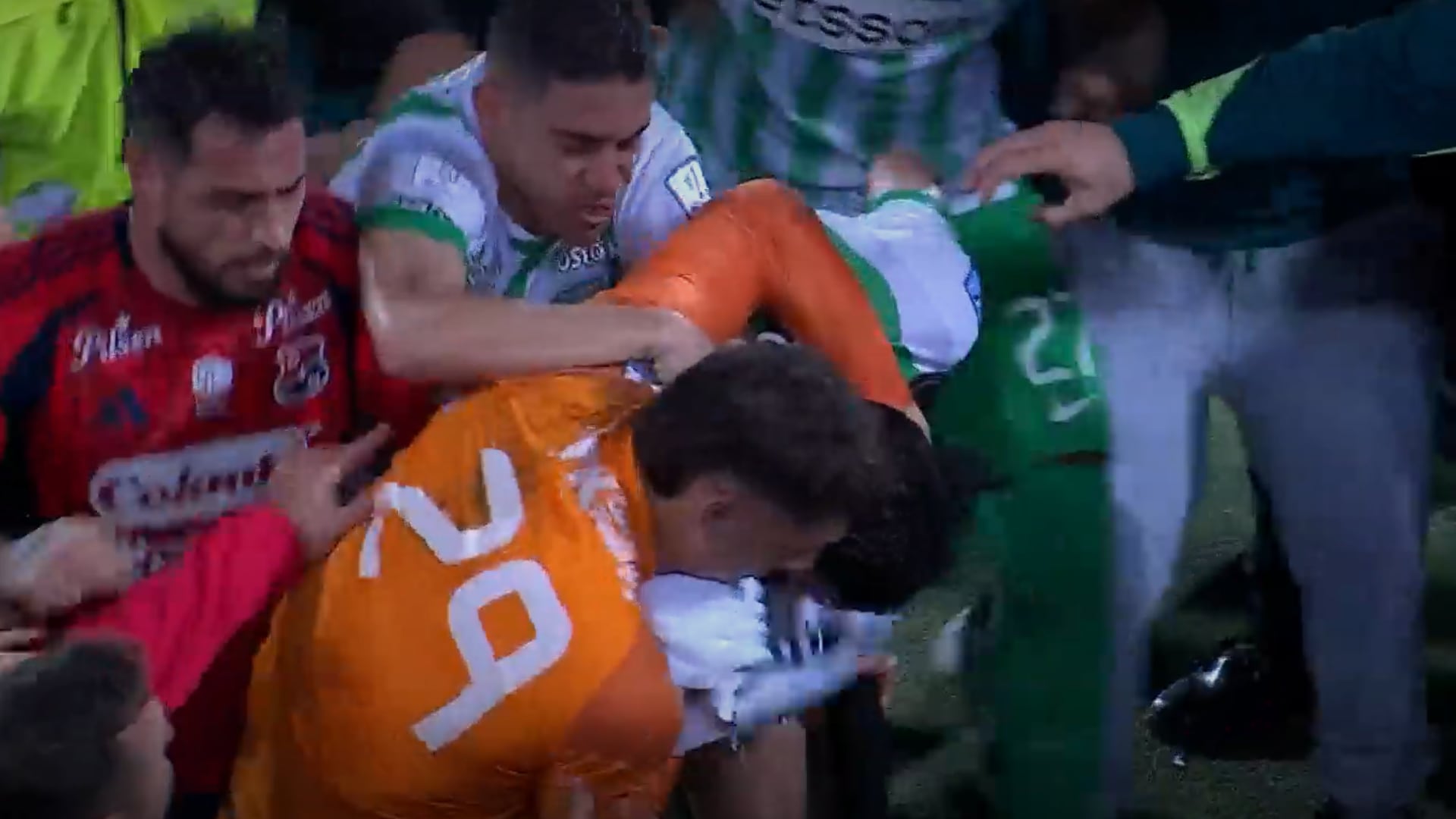 Pelea entre jugadores de Nacional y Medellín - Foto: Captura de pantalla de la transmisión oficial de Win Sports tomada el 5 de diciembre del 2025