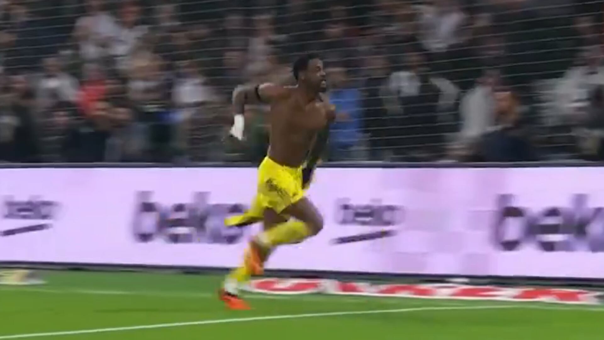 Jhon Durán volvió de la lesión, hizo el gol de la victoria y se ganó una amarilla en la celebración