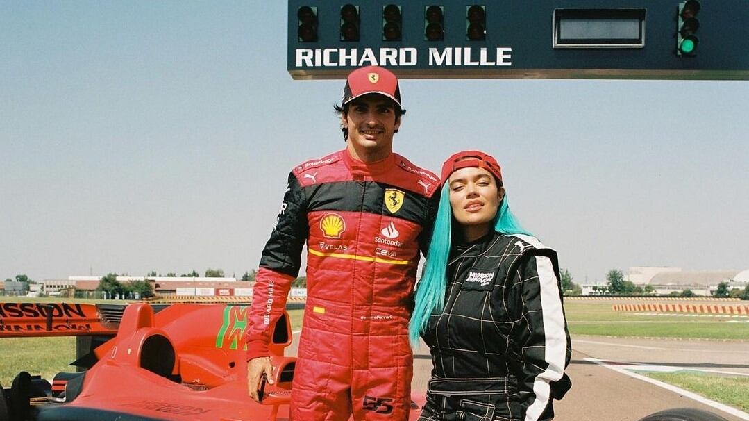 Por solo una palabra muchos fanáticos creen que en definitiva Karol G mencionó a Anuel AA mientras lucía ataviada de Ferrari.