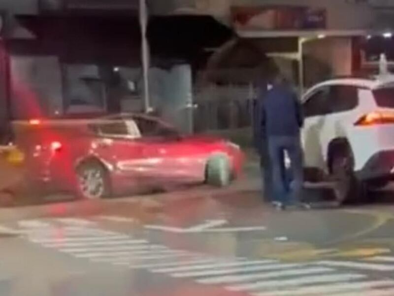 Video: una familia fue víctima de un violento robo de su vehículo cuando se movilizaban por el norte de Bogotá