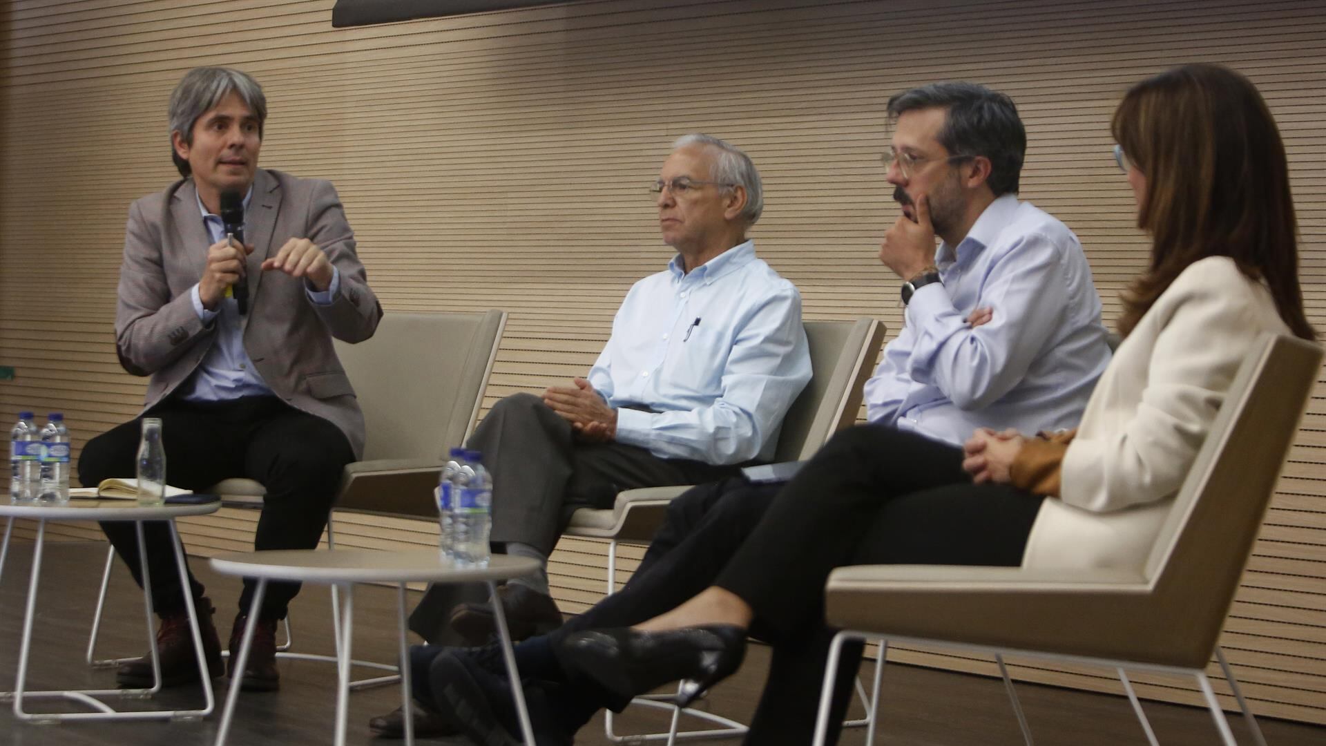 El presidente ejecutivo de Interactuar, Fabio Andrés Montoya (i), habla junto al jefe de la Misión Alternativa de Empleo, Ricardo Bonilla (2-i), la vicepresidenta de Competitividad y Cooperación de Confecámaras, Yeinni Patiño (d), y jefe de la Misión de Empleo, Darío Maldonado (2-d), el 10 de agosto de 2022, durante el conversatorio "Retos presentes y futuros de la empresa micro" en Medellín (Colombia).