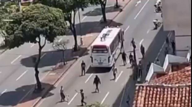 Barristas protagonizaron violento enfrentamiento en las calles de Bucaramanga
