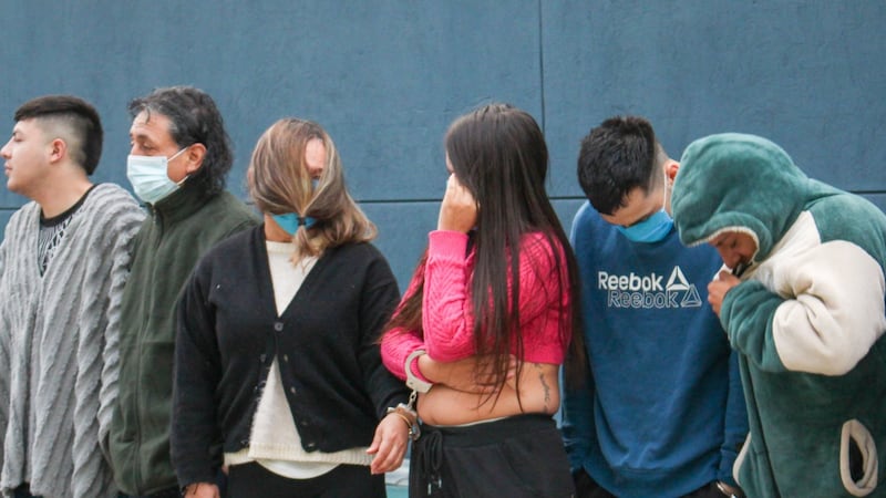 El millonario negocio de ‘Los del Sur’: Caen 18 señalados de inundar de droga los bares de Kennedy