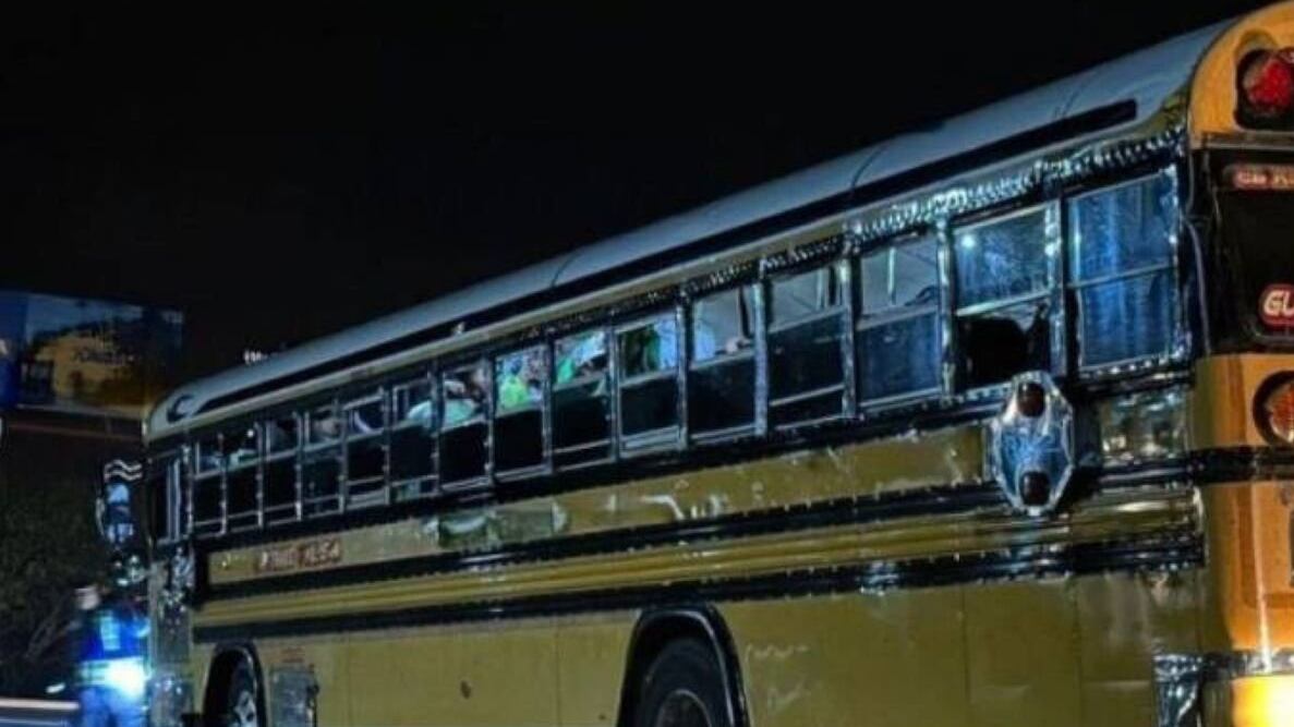 Muertos y heridos por ataque a bala a un autobús con aficionados