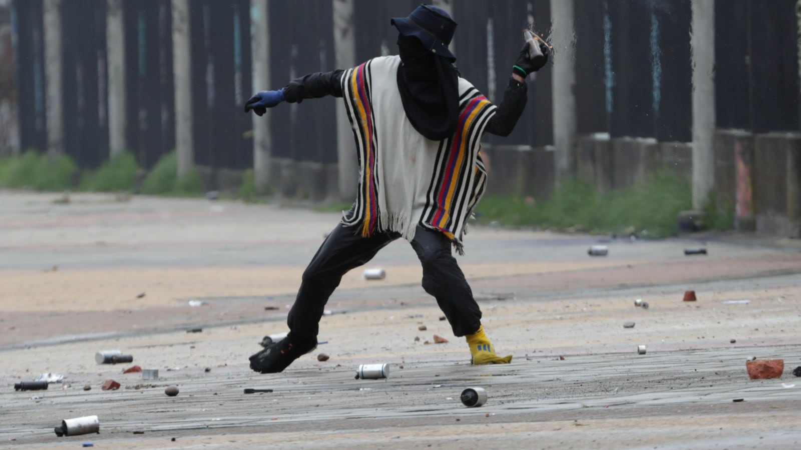 Policía se desplomó tras impacto de una papa bomba en enfrentamientos con encapuchados en la Universidad Nacional de Bogotá