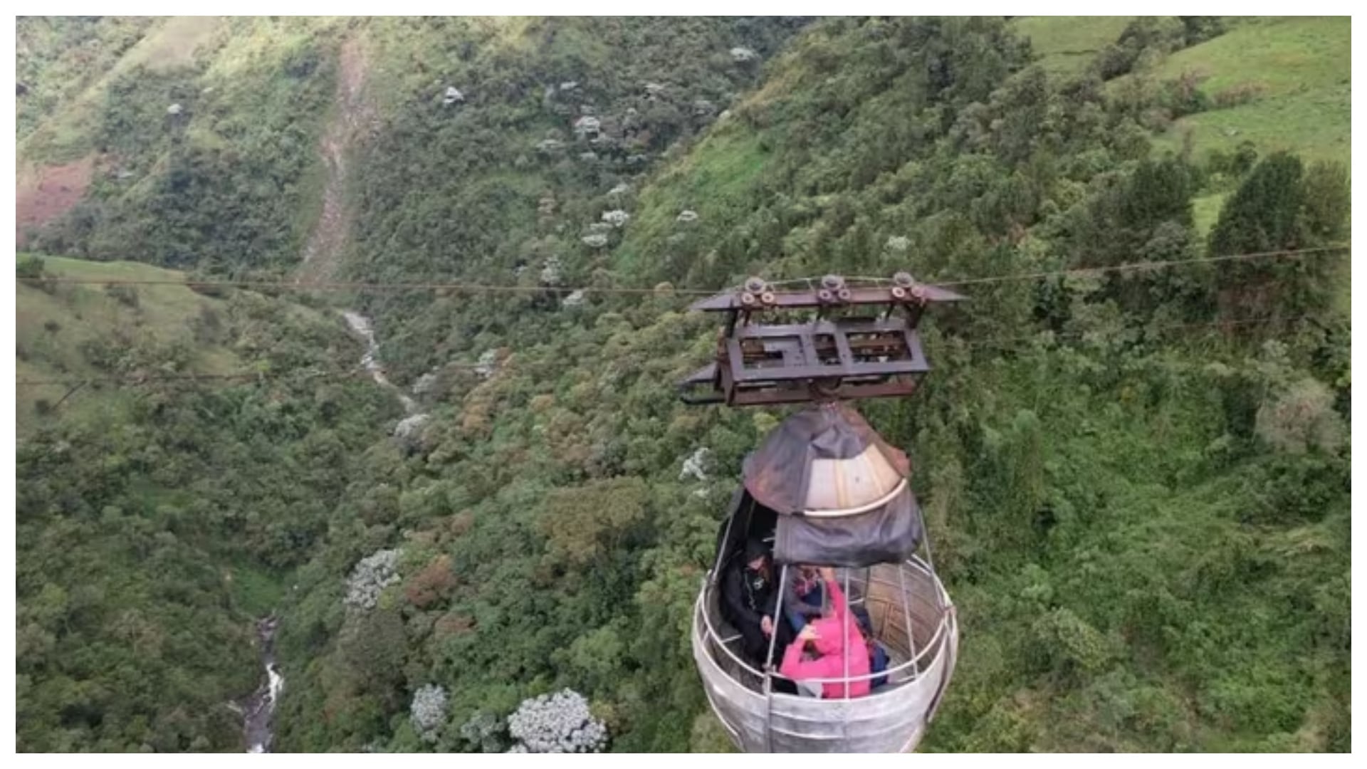 Cinco personas quedaron atrapadas en un cable artesanal en Caldas a más de 300 metro de altura (Gobernación de Caldas)