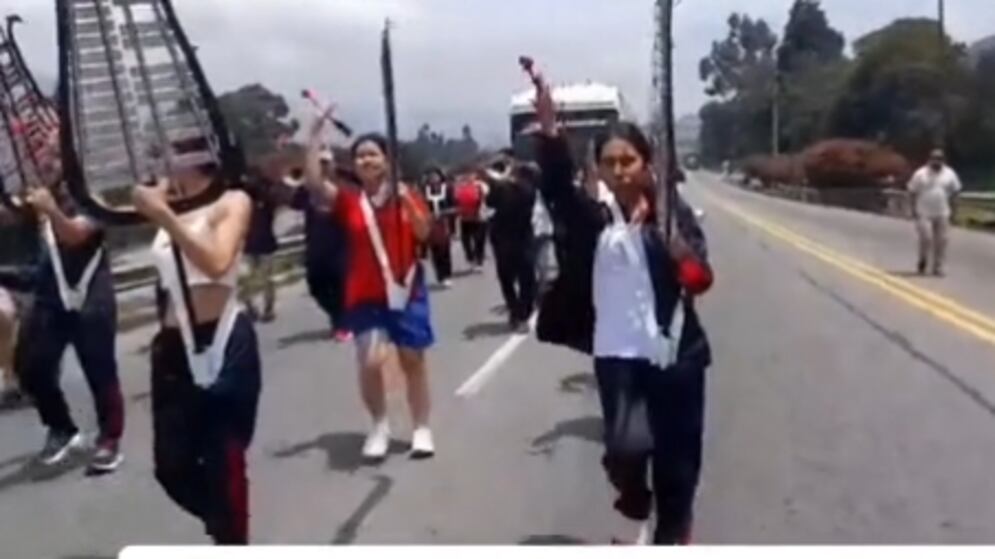 El viacrusis de una banda marcial estudiantil en medio del paro camionero: Lograron pasar a punta de música