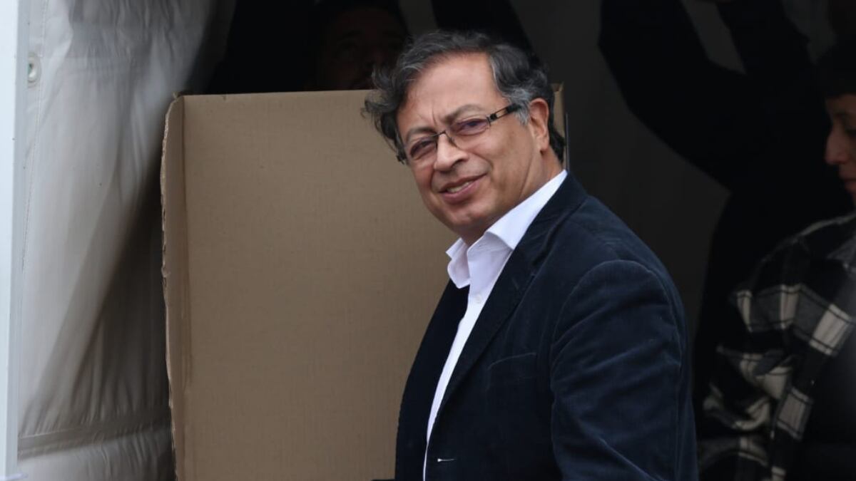 A Gustavo Petro no le da ni en Bogotá, su plaza fuerte, para ganar en primera