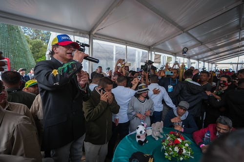 Petro tiró pullas a funcionarios que se comportan como “aristócratas” y a Trump en comida con habitantes de calle