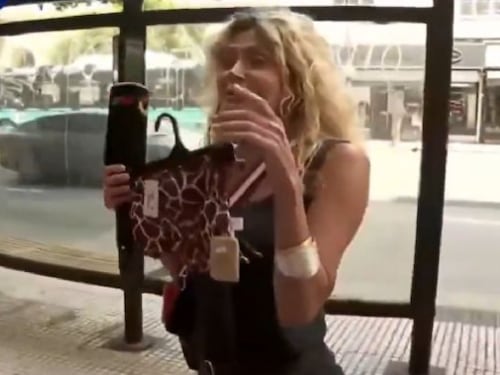 Conductora de televisión se hace viral por intentar “robarse” un bikini durante transmisión en vivo