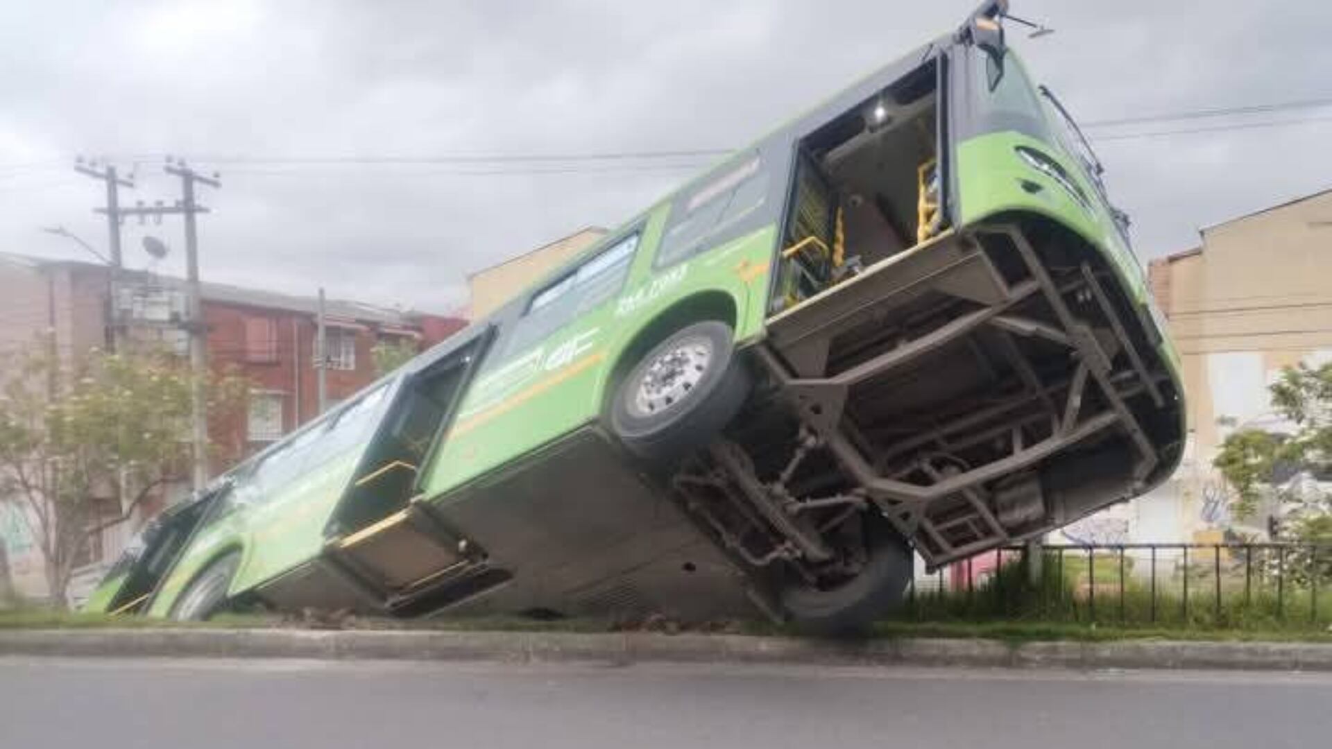 Un bus del SITP se salió de la vía y quedó atrapado en el separador: habría sido error del conductor