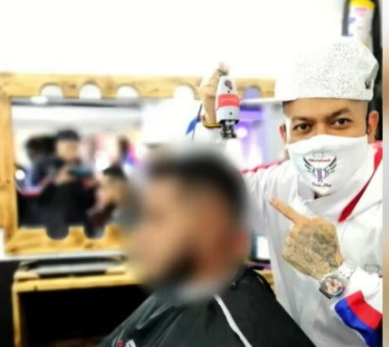 Foto de alias El Costeño en su barbería.