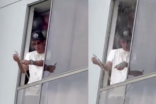 Baldado de agua por tirar pólvora: la curiosa protesta de vecinos ante hombre que lanzaba petardos