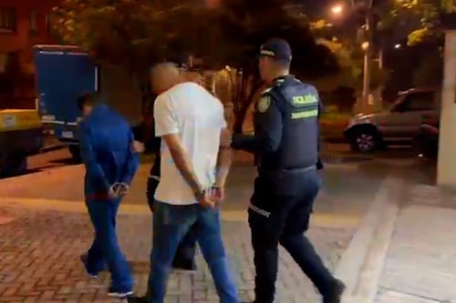 Dos delincuentes con nueve antecedentes penales, fueron capturados por intentar robar un camión en Bogotá