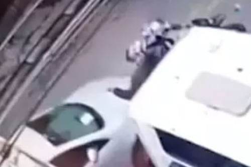 Conductor arrolló a ladrones en moto que habrían atracado a 12 personas