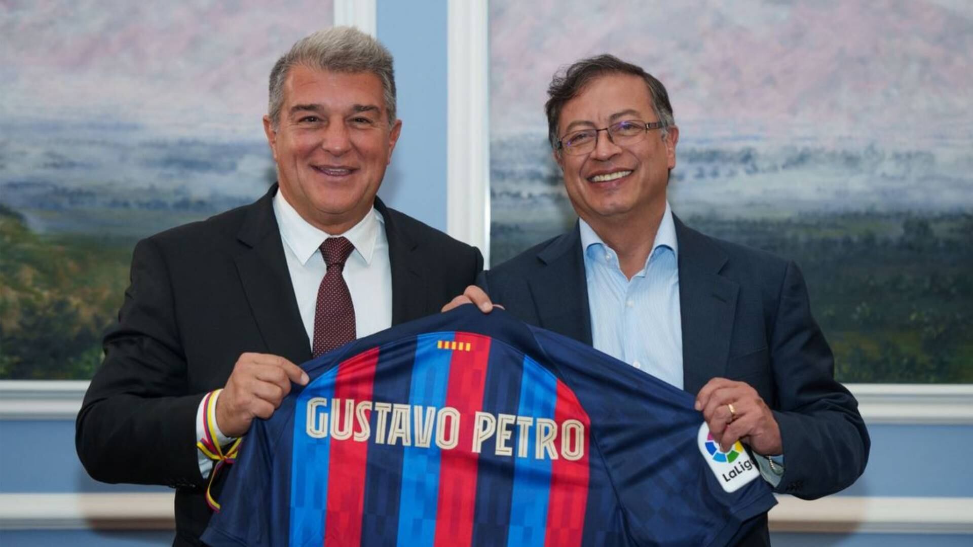 Presidente del Barcelona se reunió con Gustavo Petro y le regaló una camiseta del equipo