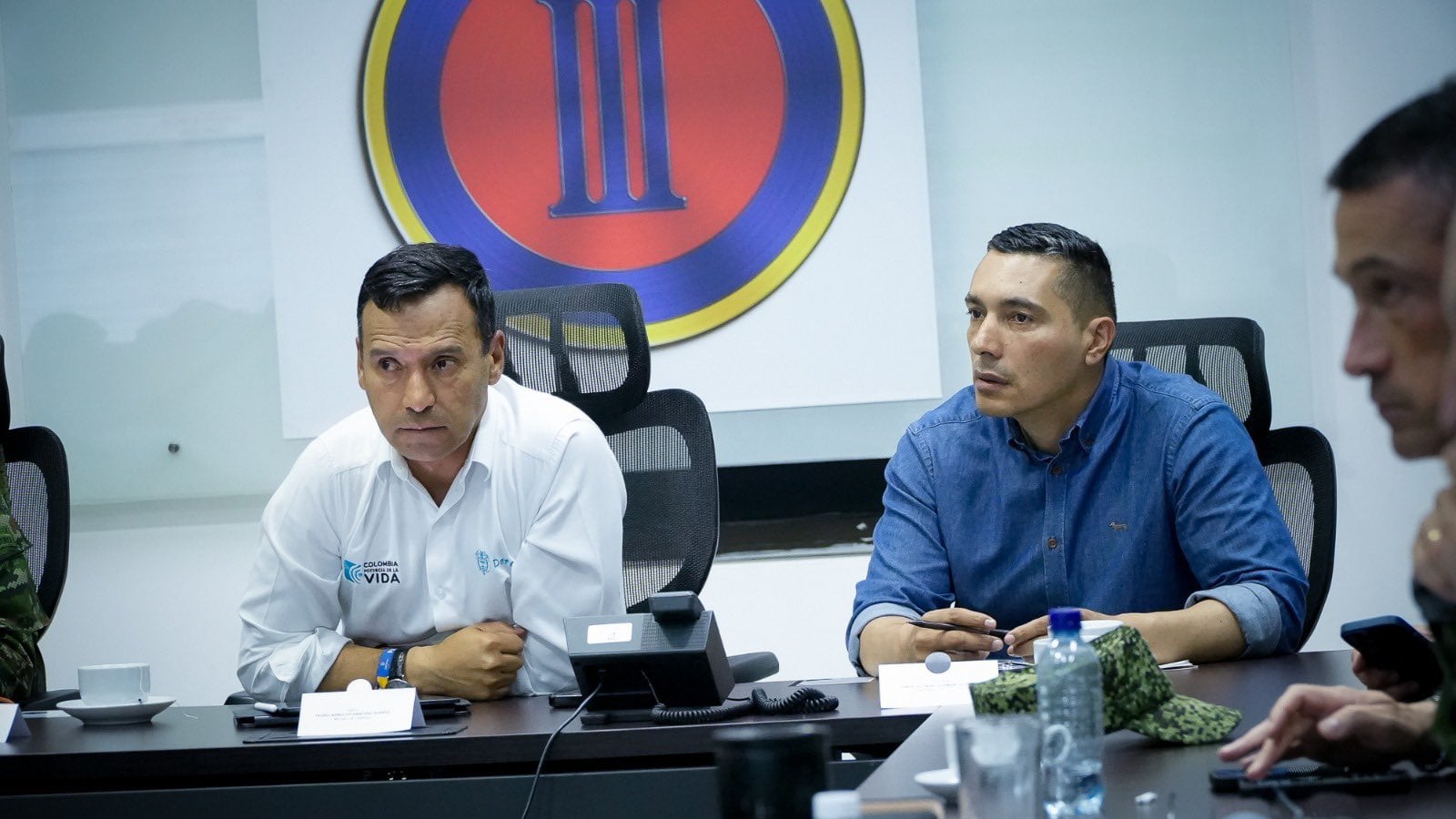 El ministro de Defensa, Pedro Sánchez, y el gobernador del Cauca, Octavio Guzmán